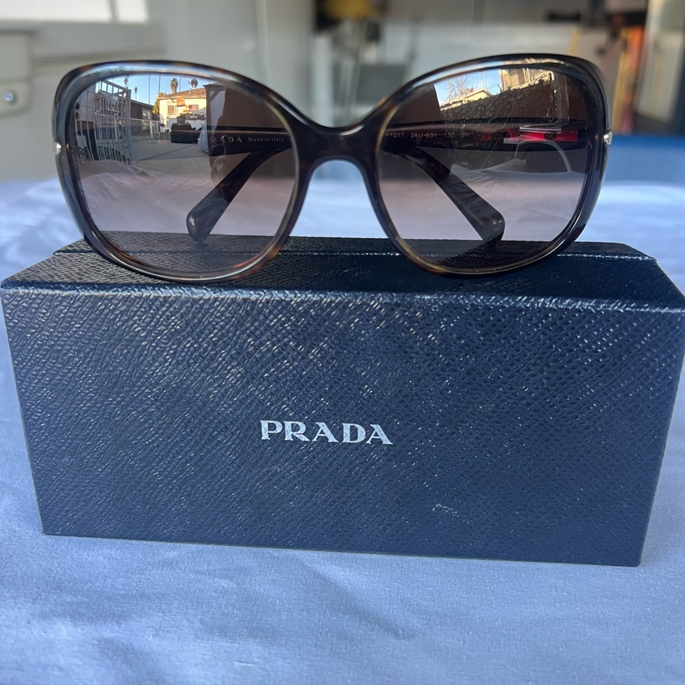 Prada SPR 080 2AU-651 sunglasses Used Box